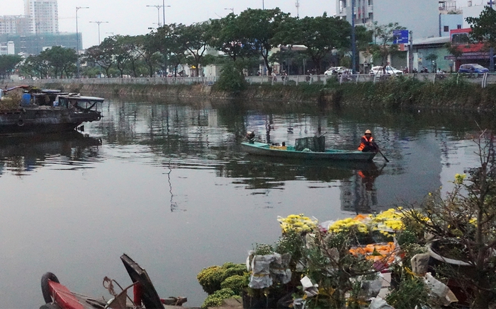Chợ hoa “Trên bến, dưới thuyền” chiều cuối năm - Ảnh 11.