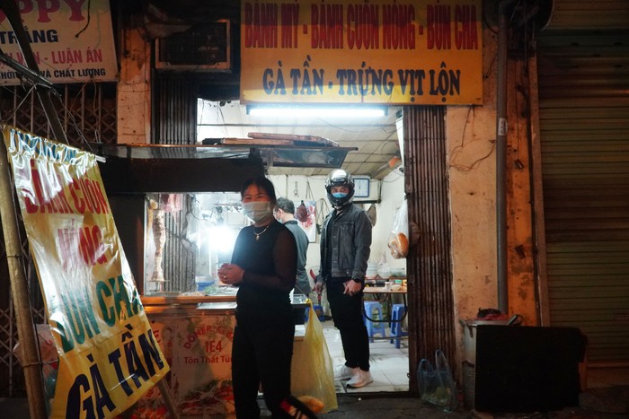 Hà Nội đóng cửa quán ăn phòng chống dịch Covid-19: Chủ quán mong muốn được bán hàng online - Ảnh 1.