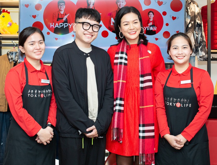 Diễn viên Hoàng Xuân cùng các bạn trẻ là người điếc tham gia MV Happy Silent New Year