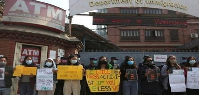 Người Nepal phản đối đề xuất cấm phụ nữ đi nước ngoài  - Ảnh 1.