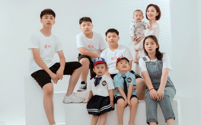 Sinh 7 người con gia đình Trung Quốc được xem là hiếm có trong thế giới con người. Hãy xem những bức ảnh về gia đình này để cảm nhận được sự quý giá, yêu thương và sự đoàn kết của gia đình.