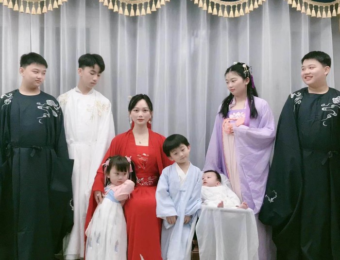 Gia đình Trung Quốc trả hơn 3,5 tỷ đồng để được sinh 7 người con - Ảnh 1.