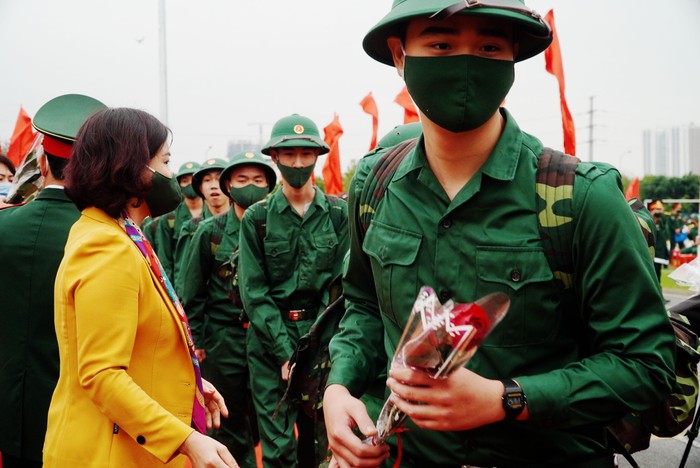 Hà Nội: Nhiều người mẹ khóc đẫm nước mắt, tiễn con lên đường nhập ngũ tại huyện Thanh Trì - Ảnh 18.
