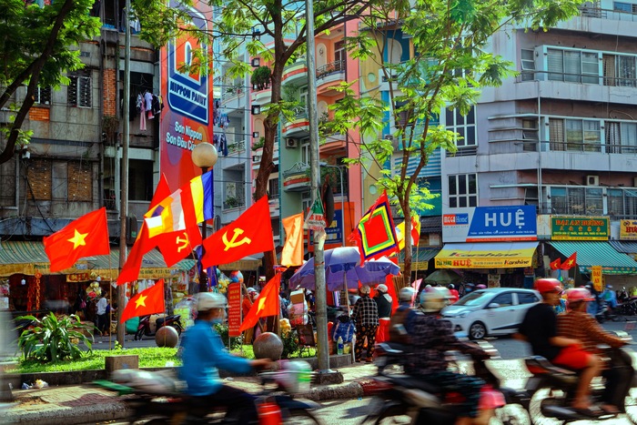 Một góc phố bắt đầu bán cờ tổ quốc, cờ Đảng và cờ lễ hội như sự hiện diện của những sắc màu Tết đầu tiên ở Sài Gòn. Những góc phố thế này cũng là nét đặc trưng ở Sài Gòn, nó gợi cho người đi đường cả giác hân hoan, háo hức hơn trước không khí lễ hội đến gần