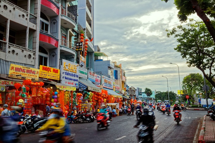 Một góc phố nơi tập trung nhiều cửa hàng bán đồ trang hoàng nhà cửa, câu đối, lồng đèn… ngày Tết sát Chợ Kim Biên Q5 TPHCM. Mỗi năm đây được  xem  là nơi bắt đầu không khí chuẩn bị Tết sớm nhất ở Sài Gòn