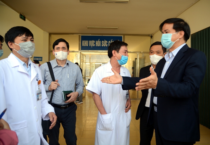 Đoàn công tác của Bộ Y tế đang trao đổi phương án thành lập bệnh viện dã chiến tại tỉnh Điện Biên