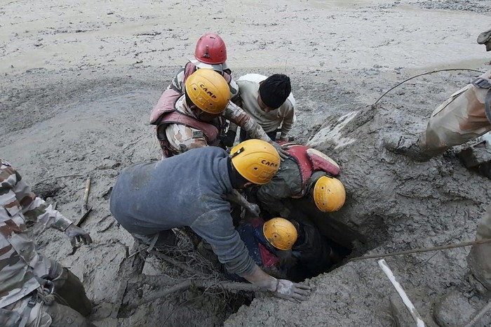 Ấn Độ: Lực lượng cứu hộ tìm kiếm người mất tích sau khi sông băng ở Himalaya bị vỡ - Ảnh 1.