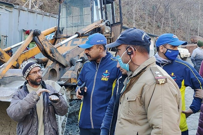 Ấn Độ: Lực lượng cứu hộ tìm kiếm người mất tích sau khi sông băng ở Himalaya bị vỡ - Ảnh 2.