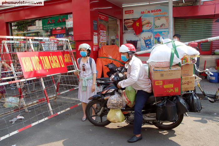 Anh Giang người sống trong hẻm 245 cho biết vì gia đình bán tạp hóa cho nên khi có lệnh phong tỏa từ hôm qua đến giờ anh không về nhà, buổi tối ngủ tạm cà phê võng đợi sáng  tranh thủ mua nhu yếu phẩm để gia đình dùng và hàng hóa để bán gửi vô cho vợ bán. Anh nói cố gắng thêm một chuyến nữa rồi mới chính thức về nhà chấp hành phong tỏa.