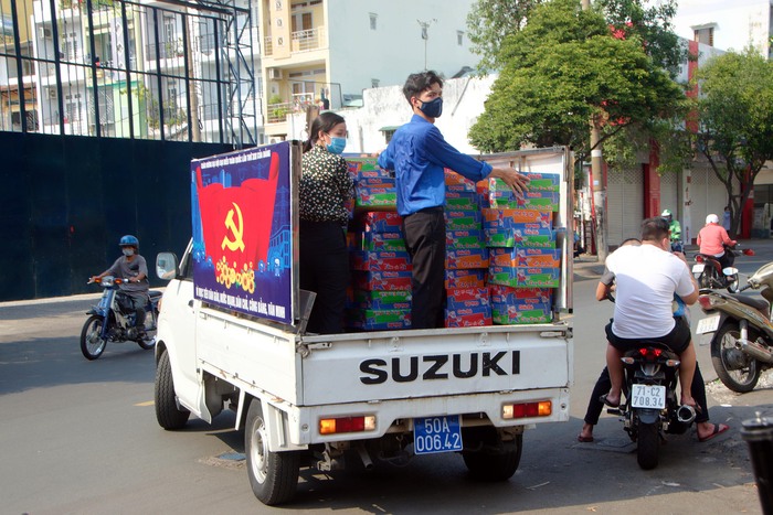 Một  chuyến xe chở hàng tiếp tế cho người dân trong khu vực phong tỏa tại Hẻm 245 Nguyễn Trãi