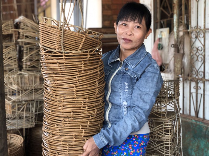 Tây Ninh: Khởi nghiệp với sản phẩm thủ công từ nhựa giả mây giúp chị em tăng thu nhập - Ảnh 1.
