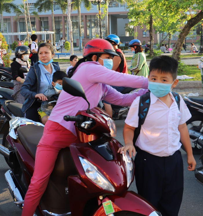 Học sinh TPHCM quay trở lại trường học sau kỳ nghỉ Tết dài ngày - Ảnh 1.