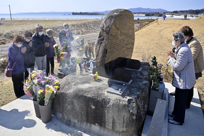 Những hình ảnh xúc động Nhật Bản tưởng niệm 10 năm thảm họa kép động đất, sóng thần - Ảnh 2.