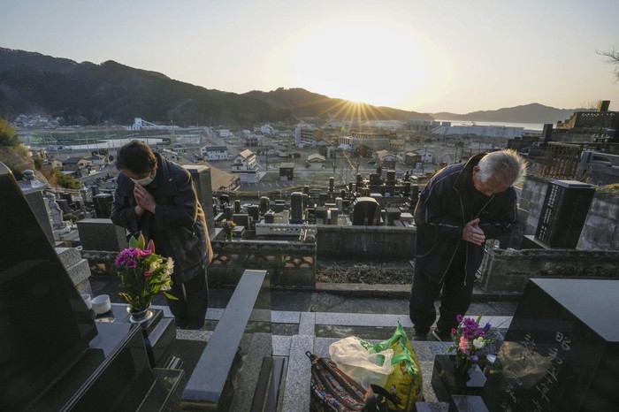 Những hình ảnh xúc động Nhật Bản tưởng niệm 10 năm thảm họa kép động đất, sóng thần - Ảnh 4.