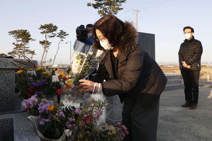 Những hình ảnh xúc động Nhật Bản tưởng niệm 10 năm thảm họa kép động đất, sóng thần - Ảnh 5.
