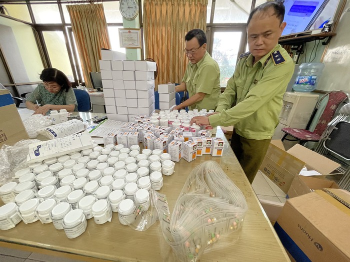 Bắt giữ lô dược phẩm lậu khổng lồ ở sân bay Nội Bài - Ảnh 1.