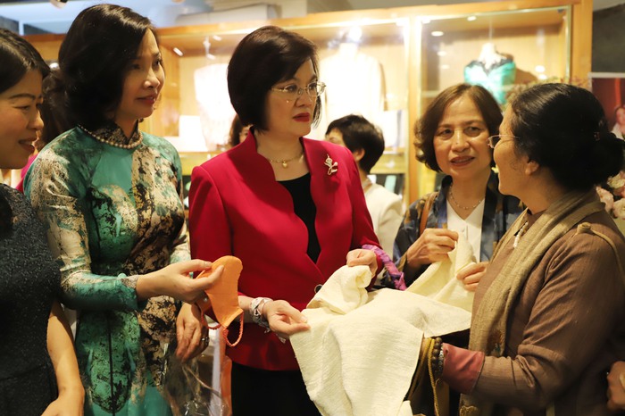Bộ Ngoại giao gặp mặt nữ Đại sứ, phu nhân Đại sứ các nước tại Việt Nam - Ảnh 5.