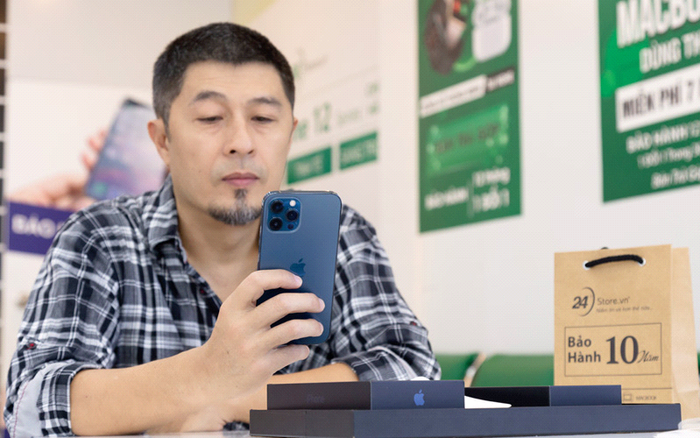 Charlie Nguyễn - “Đạo diễn triệu đô” của loạt phim ăn khách bất ngờ ghé 24hStore lên đời iPhone 12 Pro Max chính hãng  - Ảnh 1.