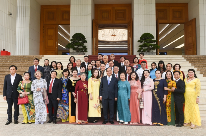 Thủ tướng gặp mặt đoàn công tác quỹ Vừ A Dính và CLB “Vì Hoàng Sa- Trường Sa thân yêu” - Ảnh 1.