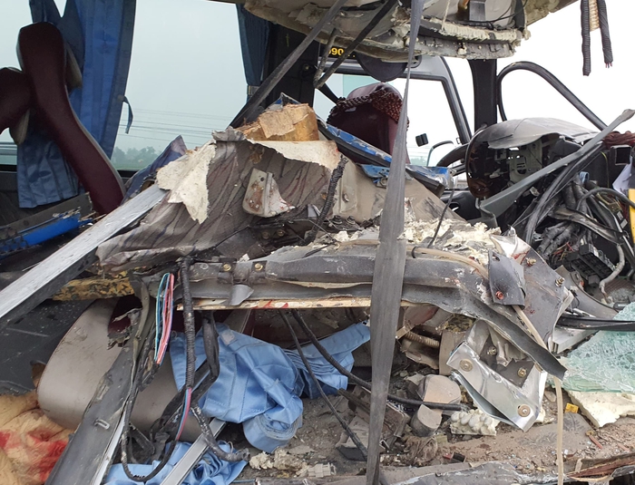Xe khách đâm vào đuôi một xe đầu kéo , 1 người chết, 15 người bị thương - Ảnh 2.
