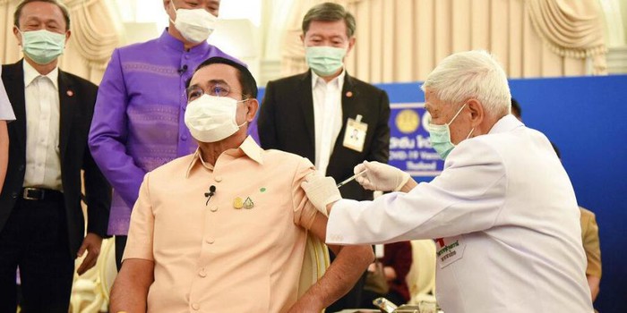 Thủ tướng Thái Lan tiêm vaccine ngừa Covid-19 - Ảnh 1.