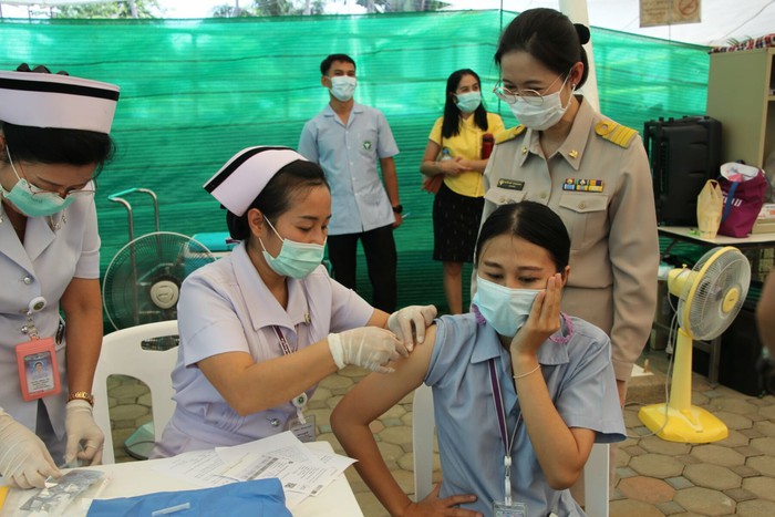 Thủ tướng Thái Lan tiêm vaccine ngừa Covid-19 - Ảnh 2.