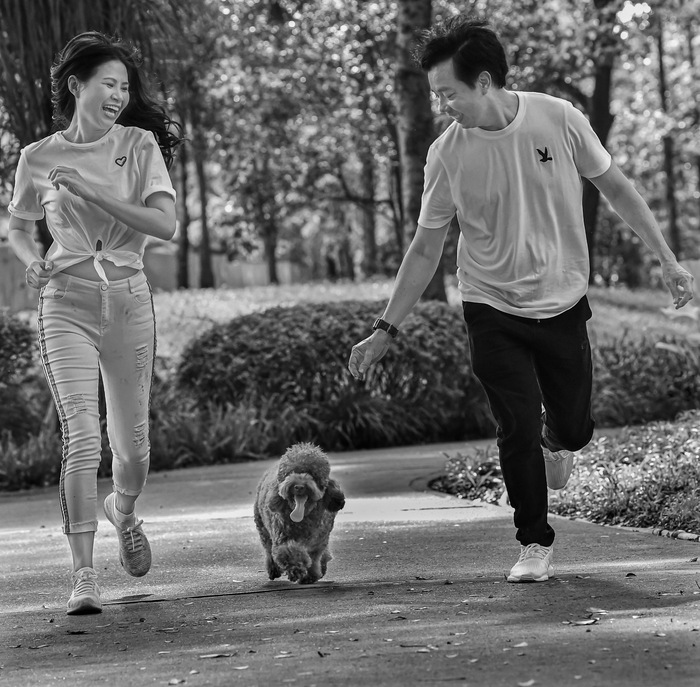 Mc Tuấn Sơn và vợ vui vẻ  hạnh phúc trong buổi chạy thể dục vào chiều cuối tuần