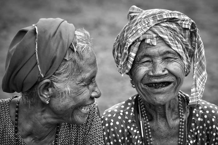 Khoảnh khắc chuyện trò vui vẻ của hai người phụ nữ trong xóm nhỏ ở Ninh Thuận