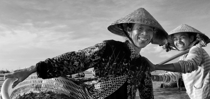 Nụ cười trong ngày mới của hai nữ ngư dân ở Phan Thiết khi thuyền về trúng lưới