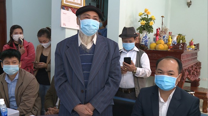 Trao bằng khen của Thủ tướng cho Nguyễn Ngọc Mạnh tại nhà riêng - Ảnh 1.