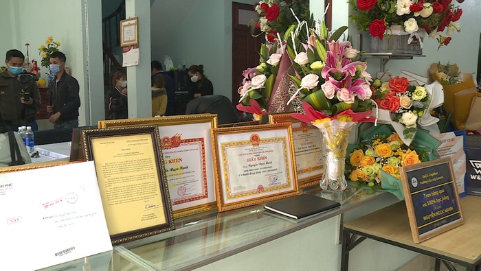 Trao bằng khen của Thủ tướng cho Nguyễn Ngọc Mạnh tại nhà riêng - Ảnh 2.