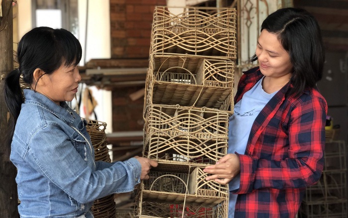 Tây Ninh: Sản phẩm từ nhựa giả mây giúp chị em tăng thu nhập