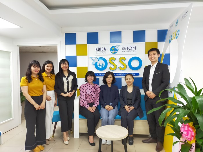 Đoàn cán bộ ngoại giao Hàn Quốc thăm Văn phòng OSSO hỗ trợ phụ nữ di cư hồi hương   - Ảnh 1.