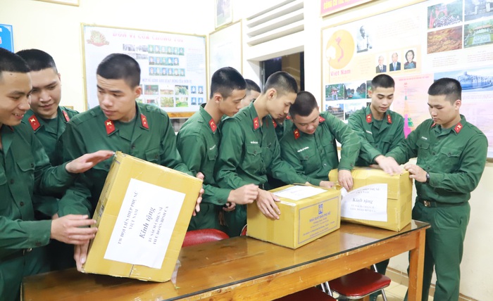 Đoàn thanh niên cơ quan TƯ Hội LHPN Việt Năm tặng gần 500 cuốn sách cho Tiểu đoàn Bình Ca - Ảnh 2.
