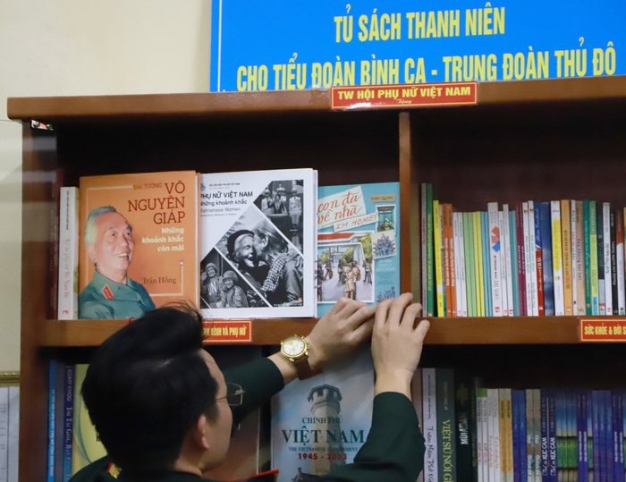 Đoàn thanh niên cơ quan TƯ Hội LHPN Việt Năm tặng gần 500 cuốn sách cho Tiểu đoàn Bình Ca - Ảnh 7.