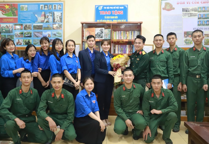 Đoàn thanh niên cơ quan TƯ Hội LHPN Việt Năm tặng gần 500 cuốn sách cho Tiểu đoàn Bình Ca - Ảnh 4.