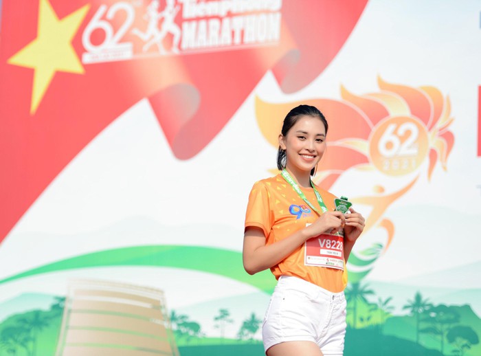 Hoa hậu Trần Tiểu Vy đẹp rạng rỡ khi tham gia giải chạy marathon tại Gia Lai - Ảnh 1.