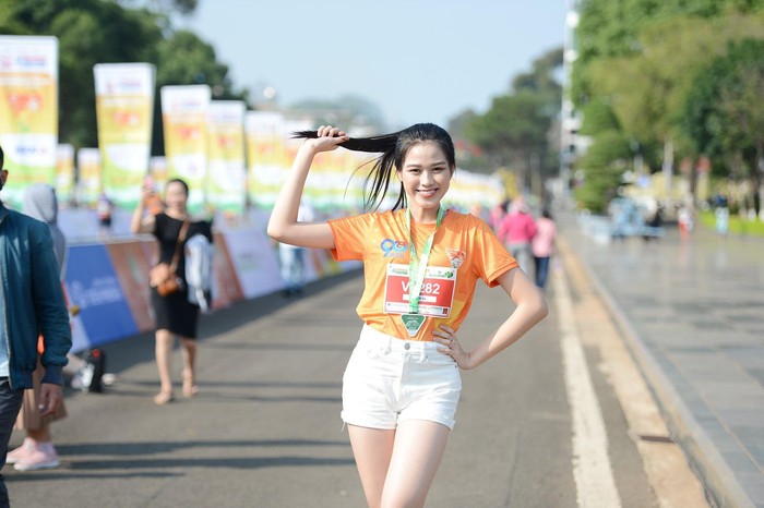 Hoa hậu Trần Tiểu Vy đẹp rạng rỡ khi tham gia giải chạy marathon tại Gia Lai - Ảnh 3.
