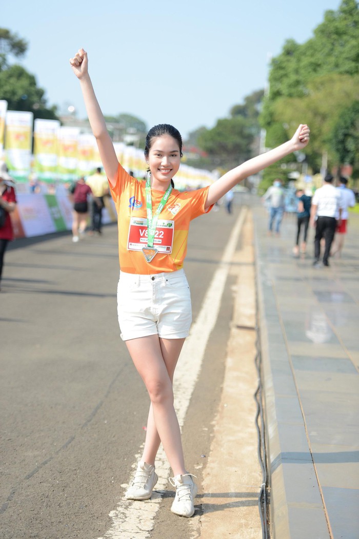 Hoa hậu Trần Tiểu Vy đẹp rạng rỡ khi tham gia giải chạy marathon tại Gia Lai - Ảnh 4.