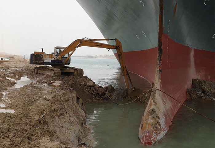 Cuộc giải cứu tàu Ever Given trên kênh Suez vẫn tiếp diễn - Ảnh 2.