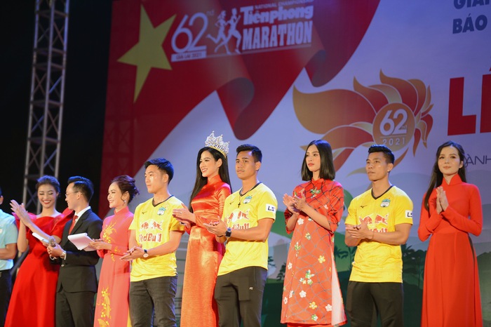 Dàn Hoa hậu Việt Nam giao lưu với các cầu thủ Hoàng Anh Gia Lai - Ảnh 1.