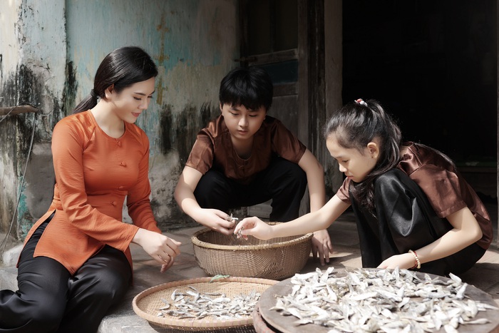 Đóng vai con của Lương Nguyệt Anh trong MV là 2 diễn viên nhí Minh Trí, Hà Linh