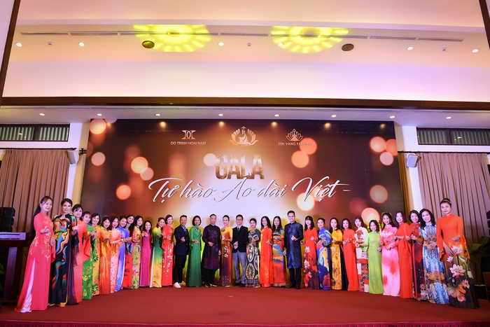 NTK Đỗ Trịnh Hoài Nam, đại diện Sen Vàng và Điểm trà 37 chụp ảnh lưu niệm cùng các người mẫu trình diễn trong Gala Tự hào Áo dài Việt