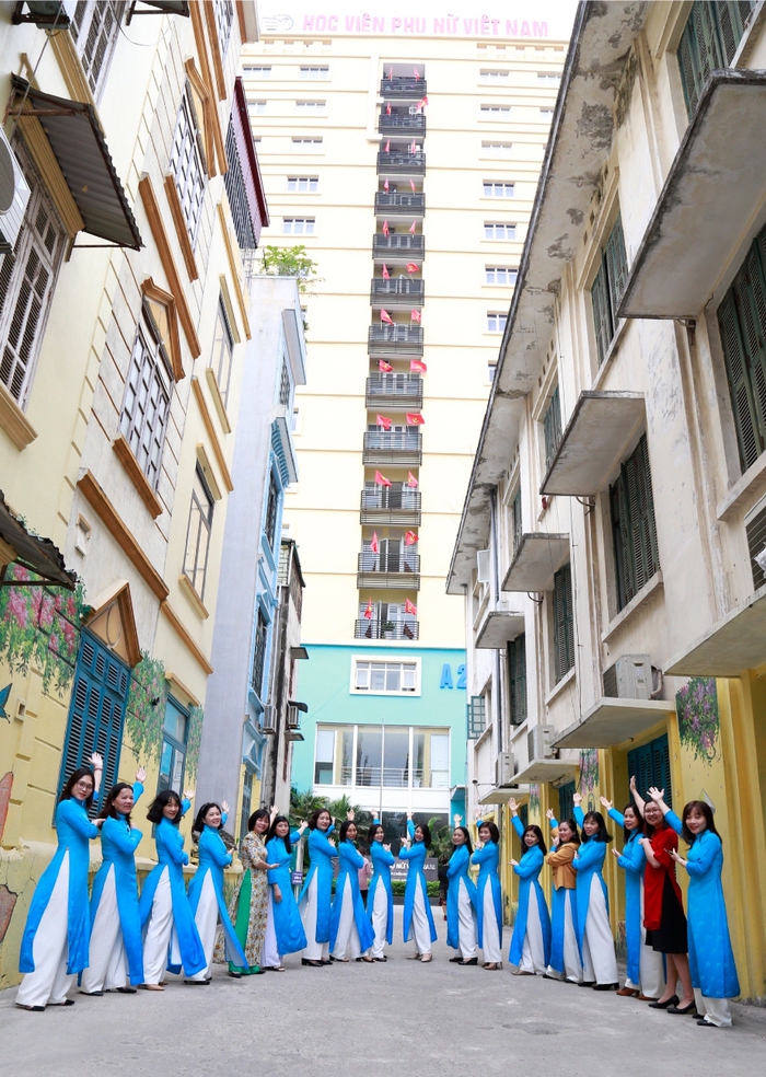 Khoảnh khắc duyên dáng, năng động trong tà áo dài xanh của Hội LHPN Việt Nam  - Ảnh 6.
