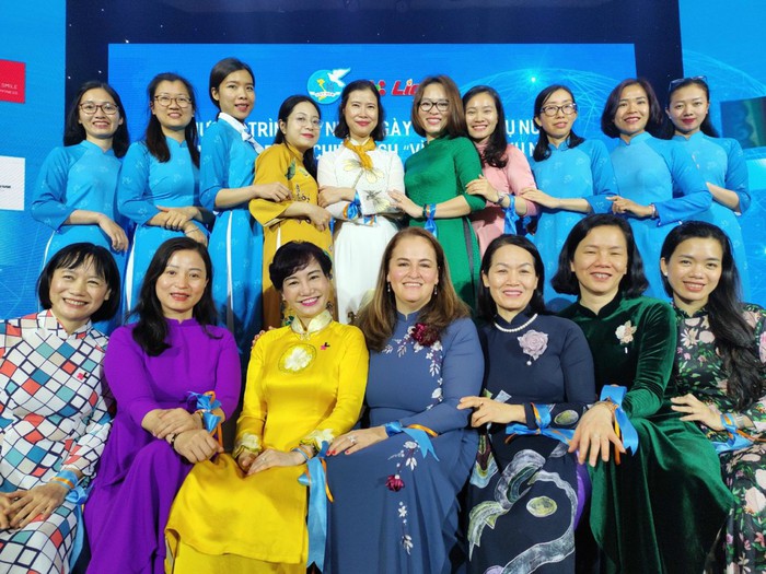 Khoảnh khắc duyên dáng, năng động trong tà áo dài xanh của Hội LHPN Việt Nam  - Ảnh 2.