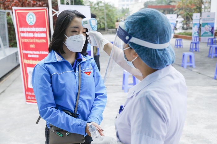 Những hình ảnh về đợt tiêm chủng vaccine ngừa Covid-19 tại Việt Nam - Ảnh 4.