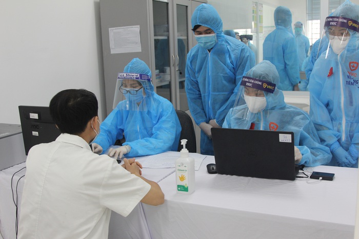 Những hình ảnh về đợt tiêm chủng vaccine ngừa Covid-19 tại Việt Nam - Ảnh 5.