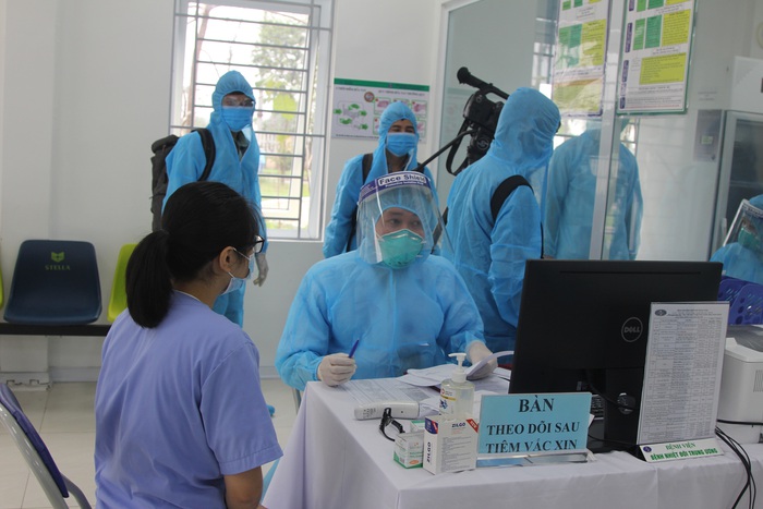 Những hình ảnh về đợt tiêm chủng vaccine ngừa Covid-19 tại Việt Nam - Ảnh 7.