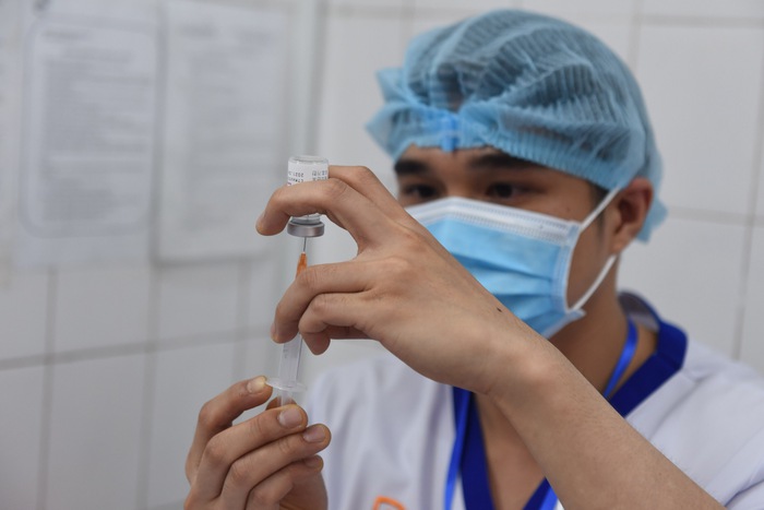 Thứ trưởng Bộ Y tế: Theo dõi, xử trí kịp thời phản ứng không mong muốn sau tiêm vaccine phòng Covid-19 - Ảnh 1.