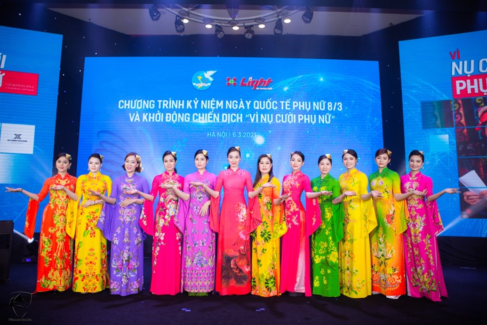 Diễn viên Nhà hát Kịch Việt Nam lần đầu đảm nhận vai trò người mẫu áo dài trình diễn BST “Hà Nội 12 mùa hoa” mở màn sự kiện
